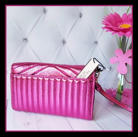 New! V-Quilt Metallic Crackle Tech Clutch! - Picture 5 of 6